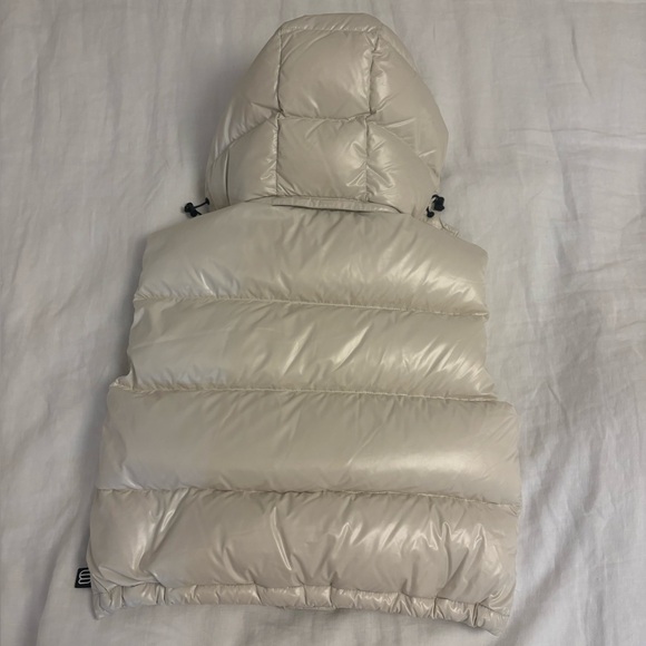 Aritzia - The Super Puff™ - Shorty Vest - Hi-Gloss - Birch - Size XXS/2XS !! 🤍 - Picture 2 of 8